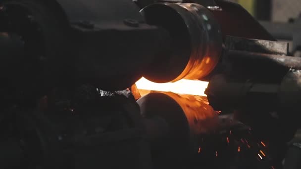Pohybující se na pásku z horkého kovu, výrobní proces v závodě na válcování kovů, válcování kovu ve fázi výroby kuliček, válcování jiskřícími kovovými válečky — Stock video