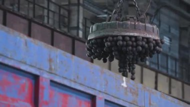 Metal topları olan fabrika mıknatısı, endüstriyel mıknatıs, top üretimi, bilye üretimi.