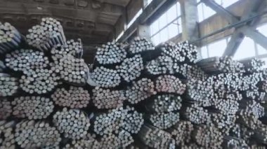 Mermi boş, metal boş, fabrikadaki metal ambar dolu..