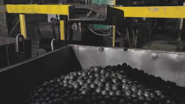 Production de billes métalliques dans une usine, mouvement de billes chaudes, roulage de billes métalliques, ralenti — Video