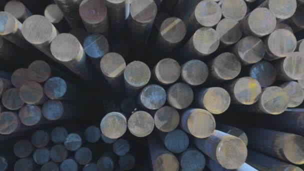 Металеві заготовки, склад металевих заготовки на заводі, круглі металеві заготовки — стокове відео