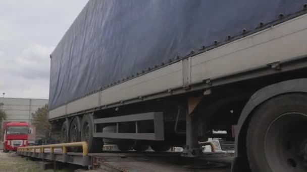 Camión blanco con remolque azul, Equipo de medición de peso, Estaciones de pesaje de camiones, Estación de pesaje, Puente de pesaje. — Vídeo de stock