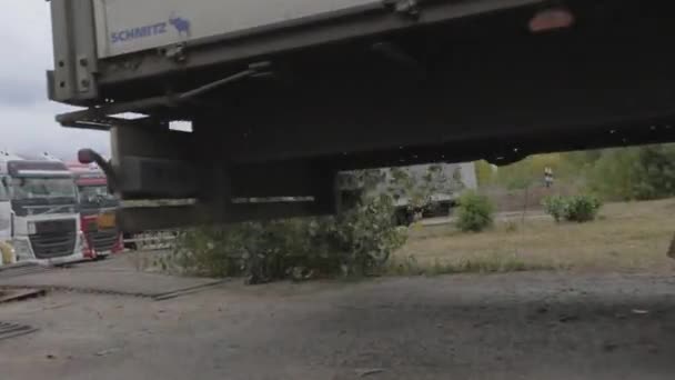 Remolque azul, Estaciones de pesaje de camiones, Estación de pesaje, Puente de pesaje, Equipo de medición de peso — Vídeo de stock