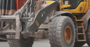 Kapalı turuncu buldozer, yakın çekim buldozer tekerlekleri.