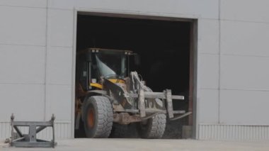 Turuncu buldozer, fabrikada buldozer.