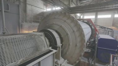 Metal toplarla gıcırdıyor. Fabrikada fabrika, top değirmeni, değirmen.