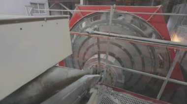 Büyük Fabrika 'daki Silindir Top Değirmeni. Top değirmeni, fabrikada değirmen, metal toplarla öğütme.