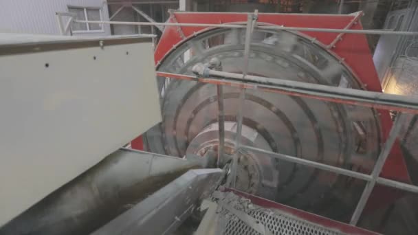 Cylinderkulkvarn i en stor fabrik. Kulkvarn, kvarn på fabriken, slipning med metallkulor — Stockvideo