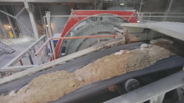 Belüfteter Betonproduktionsprozess. Herstellung von Porenbeton, Mahlen von Materialien in einer Kugelmühle. — Stockvideo