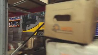 Depoda forklift var. Modern depo. Malzemeler stokta