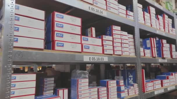 Ράφια με κουτιά σε απόθεμα. Αποθήκη γεμάτη με κιβώτια εμπορευμάτων — Αρχείο Βίντεο