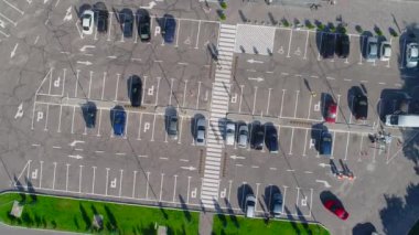 Arabalı bir otopark, dükkan manzaralı bir otopark.