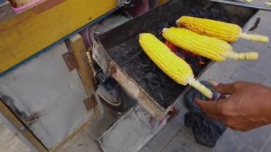 Asya 'da sokak yemeği. Asya sokak yemekleri, Asya 'da ızgara mısır.