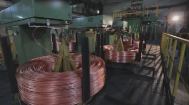 Modern kablo fabrikası. Kablo üretimi. Yakın plan. Fabrikada kablo üretimi ve makineler.