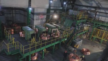 Kablo üretim atölyesindeki genel plan, bakır kablo imalatı, endüstriyel iç yapı.