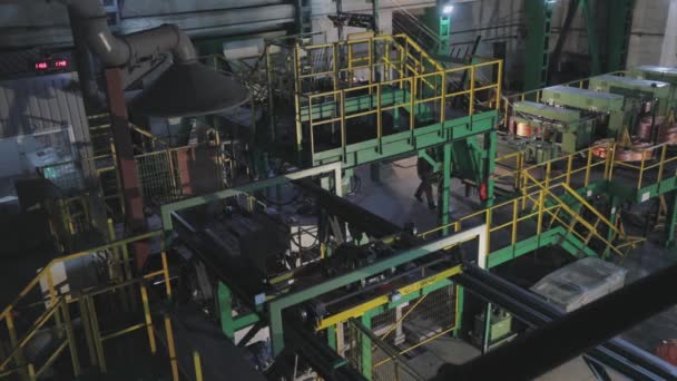 Intérieur industriel d'une usine moderne. Rouleau en cuivre continu coulée. Usine de fabrication de fil moderne. — Video