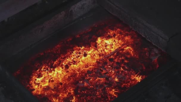 O forno com metal fundido, o derretimento de cobre no forno, o processo de fusão de cobre no forno — Vídeo de Stock