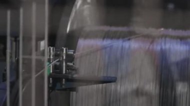 Yapım aşamasında elektrik kablosunun bobbin kutusuna sarılması. Kablolu yayın. Kablo fabrikası