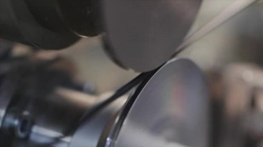 Yakından çalışma mekanizması, fabrikadaki parıltının dönüşü. Kablo üretimi