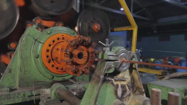 Blandning av koppartråd. Maskinen blandar koppartråd i en fabrik. Anläggning för tillverkning av kabeln. Närbild av en kopparkabel. — Stockvideo