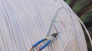 Üretimde kalite testi, fabrikada kablo üretim testi. Fabrikadaki kablolu yayın kalitesini test ediyoruz..