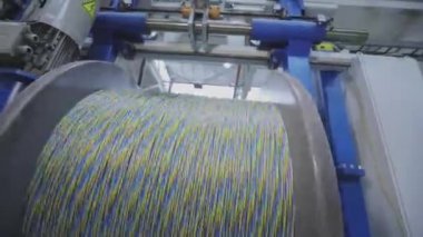 Kabloyla yakın çekimde makarayı çeviriyorum. Kablolu büyük makarada üretim var.