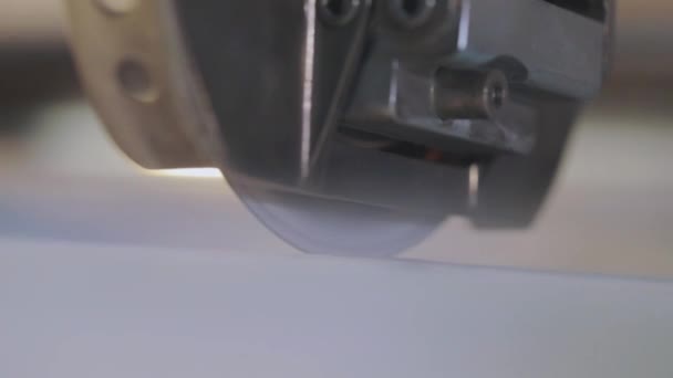 Movimiento de fondo de pantalla en la línea transportadora. Producción de papel pintado, proceso de producción de papel pintado. Interior industrial. — Vídeos de Stock