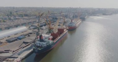 Limanda büyük kargo gemileri var. Havadan gelen büyük kargo gemileriyle ticari liman.