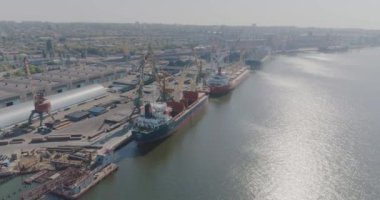 Kargo gemisi limanda yükleniyor, havadan görünüyor.