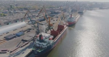 Limanda büyük kargo gemileri var. Havadan gelen büyük kargo gemileriyle ticari liman.