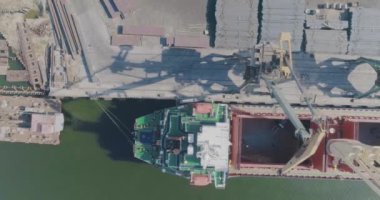 Kargo gemisi limanda yükleniyor, havadan görünüyor.