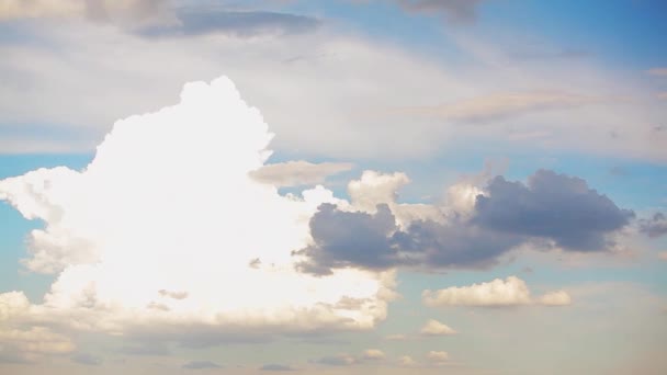 Zeitraffer der Wolken am klaren Himmel. Schöne Wolken am Himmel. Blauer Himmel mit weißen Wolken im Zeitraffer — Stockvideo