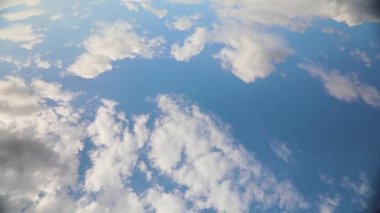 Gökyüzünde güzel bulutlar. Beyaz bulutlu mavi gökyüzü zaman aşımına uğradı. Bulutların açık gökyüzündeki zamanlaması.
