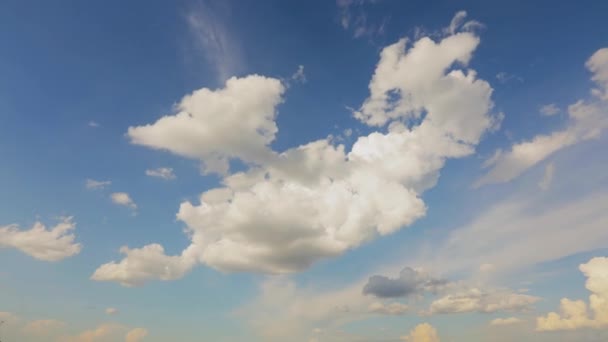 Vacker blå himmel med molnigt väder. Tidsförskjutning moln rörelse — Stockvideo