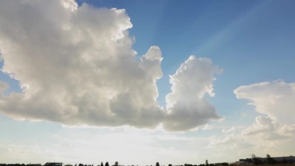 Mooie blauwe lucht met bewolkt weer. Tijdsverloop wolkenbeweging — Stockvideo