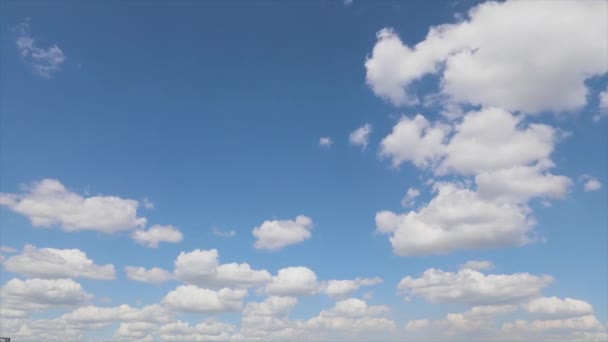Belle nuvole nel cielo. Cielo blu con nuvole bianche time lapse. Timelapse di nuvole nel cielo limpido. — Video Stock