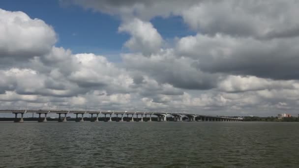 Nubes sobre el río. Hermosas nubes sobre el puente que cruza el río — Vídeos de Stock