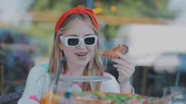 Pizza yiyen bir kız. Pizza yiyen güzel kız.