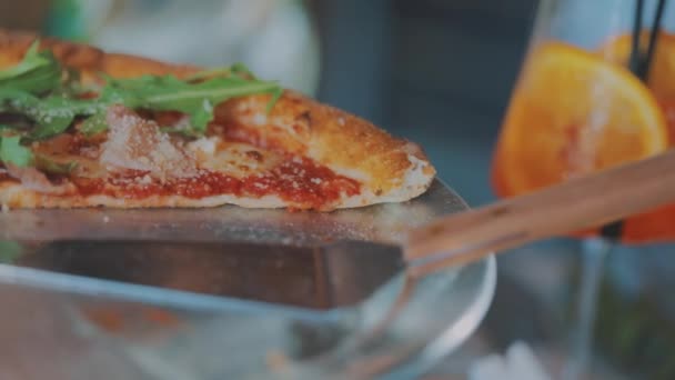 Piękna pizza. Zbliżenie pizzy, pizza na stole w restauracji. — Wideo stockowe