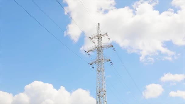 Las torres de transmisión pasan el tiempo, las nubes en el fondo. Las torres de transmisión hermosas nubes en el fondo. — Vídeo de stock