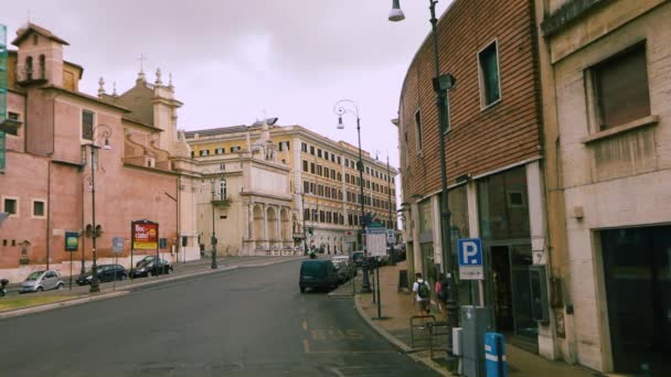 Lege straten van Italië, Rome. Rij door de oude straten van Rome. Straten van Rome met een autoraam. — Stockvideo