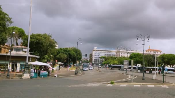 Ulice Rzymu, zwyczajne życie na ulicach Rzymu. Samochody jadą ulicą w Rzymie. Zewnątrz rzymskich budynków — Wideo stockowe