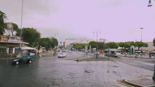 Дождливая погода в Риме. Движение на дороге в Риме. Итальянские улицы — стоковое видео