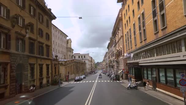 Excursión en Roma, excursión en autobús a Roma. Calles de Roma con una ventana de coche — Vídeo de stock