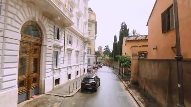 Straten van Rome uitzicht vanuit het raam van een auto. Mensen lopen op straat in Rome. Oude straten van Rome. Een autorit door de straten van Rome — Stockvideo