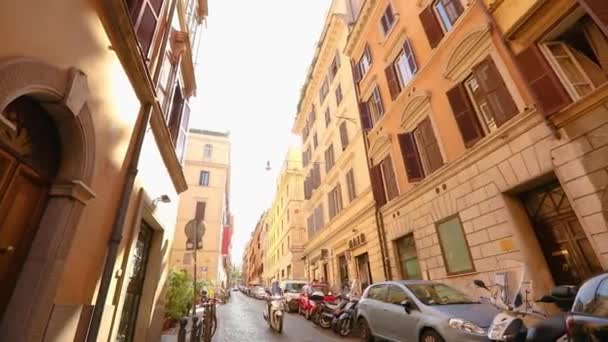 Keskeny régi utca Rómában. Ősi utca Rómában. Autók parkoltak egy keskeny utcán Rómában — Stock videók