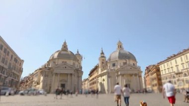 Arka planda Piazza del Popolo 'nun genel planı, Santa Maria Kilisesi, Roma, İtalya