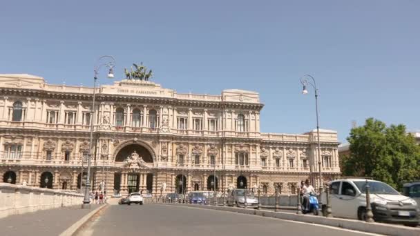 イタリア最高裁判所は、ローマの中心部に古代の外観を持つ美しい建物です。コルテ・スプリマ・ディ・カッサージョ — ストック動画