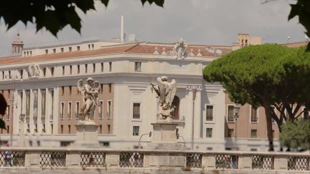 Ponte Sant Angelo, Roma, Itália. A ponte pedonal através do Tibre em Roma — Vídeo de Stock