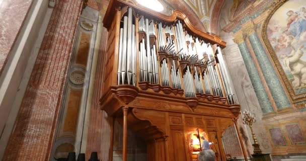 Un hombre toca un viejo y hermoso órgano en Roma, Italia. El interior de la antigua iglesia romana — Vídeos de Stock